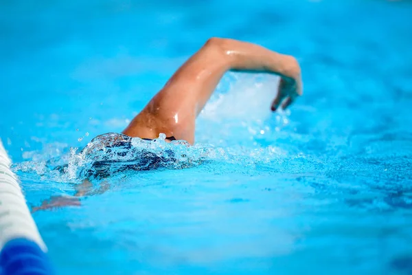 Detalles con un atleta profesional nadando en un baño olímpico — Foto de Stock