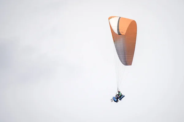 Teneryfa, Hiszpania - 21 marca 2019: Dwie osoby są Paralotniarstwo w — Zdjęcie stockowe