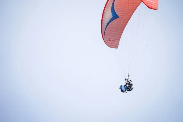Teneryfa, Hiszpania - 21 marca 2019: Dwie osoby są Paralotniarstwo w — Zdjęcie stockowe