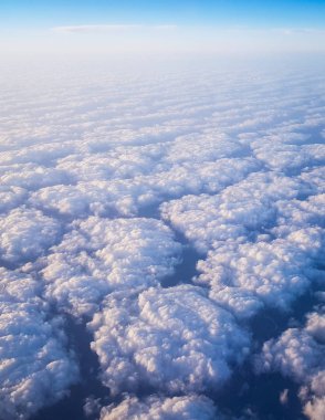 Yukarıda da görüleceği bir uçak kabin bulutlar