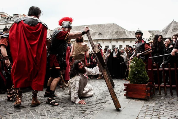 Mesih 'in tutkusu aktörleri tarafından dramasyon-Drama, Tortur