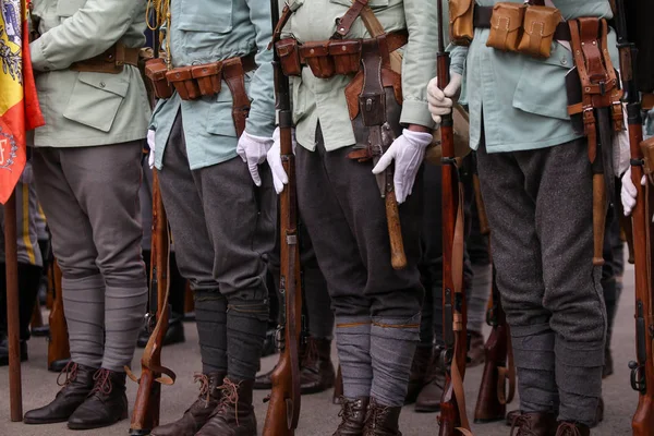 Reconstituteurs de la Première Guerre mondiale avec leur équipement — Photo