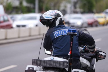 Bükreş şehir tra bir Bmw motosiklet sürme polis memuru