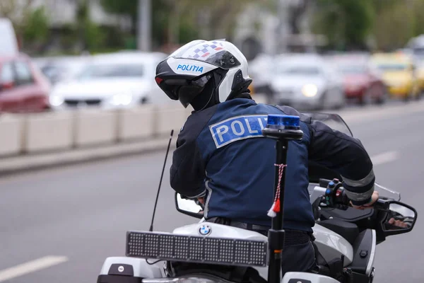 Oficial de policía montando una motocicleta BMW en la ciudad de Bucarest tra — Foto de Stock