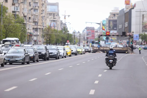 Oficial de policía montando una motocicleta BMW en la ciudad de Bucarest tra — Foto de Stock