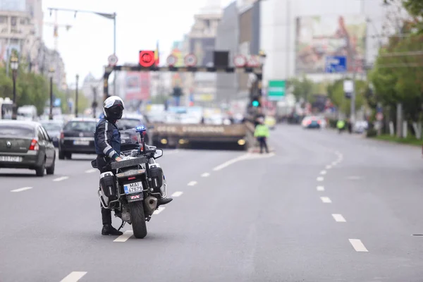 ブカレスト市のトラでBMWのオートバイに乗って警察官 — ストック写真