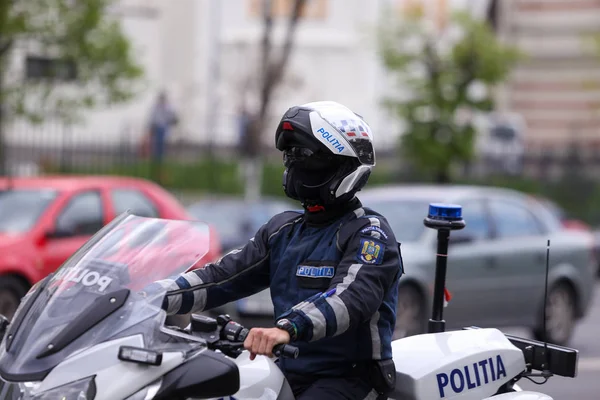 Oficial de policía montando una motocicleta BMW en la ciudad de Bucarest tra — Foto de Stock