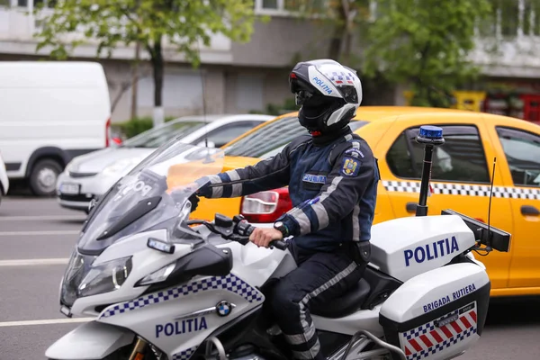 Politieagent rijden een BMW motorfiets in de Bucharest City tra — Stockfoto