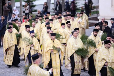 Bir Palm Pazar hac proces sırasında Romen Ortodoks rahipler
