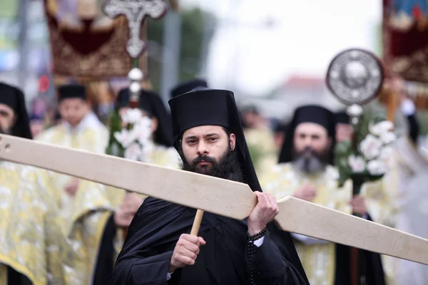 Sacerdotes ortodoxos romenos durante uma peregrinação de Domingo de Ramos — Fotografia de Stock