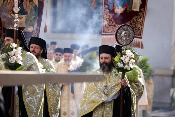 Roemeense orthodoxe priesters tijdens een Palm zondag pelgrims proces — Stockfoto