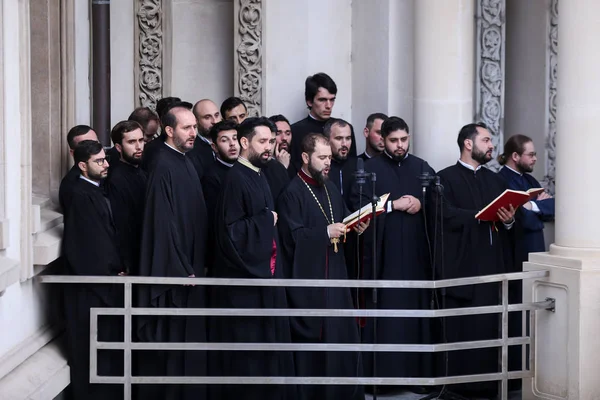 Coro religioso ortodoxo rumano cantantes durante un Domingo de Ramos p —  Fotos de Stock