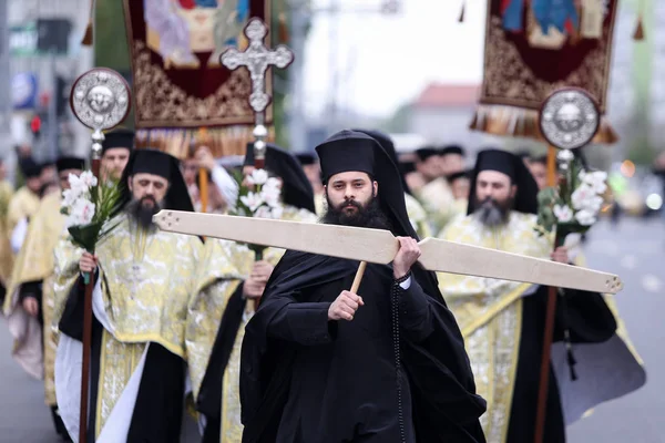 Preoţi ortodocşi români în timpul unui proces de pelerinaj în Duminica Palmierilor — Fotografie, imagine de stoc