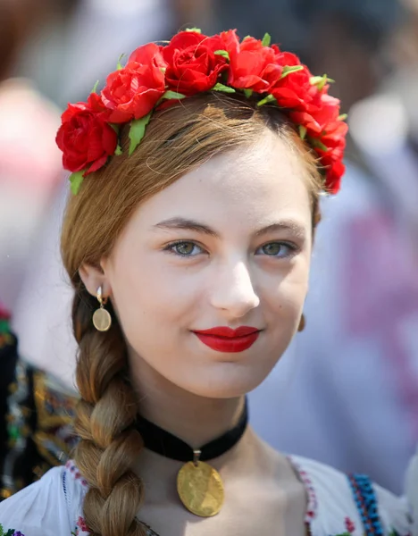 Hermosa mujer joven con un tocado de flores y tradicional — Foto de Stock