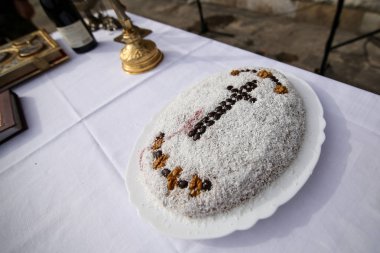 Bo yapılmış coliva, Romen geleneksel pasta ile dolu bir tabak