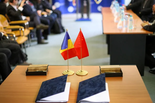 Rumänien und China Flaggen nebeneinander auf einem Tisch, in der Nähe von t — Stockfoto