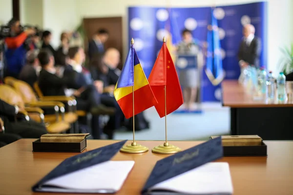 Rumänien och Kina flaggar en bredvid den andra på ett bord, nära t — Stockfoto