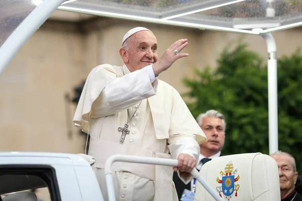 Sırasında Onun popemobile araç kalabalığın Papa Francis dalgalar