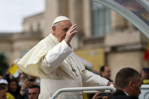 Papież Franciszek fale do tłumu w jego popemobile pojazdu podczas — Zdjęcie stockowe