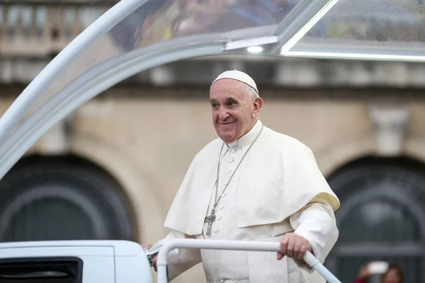 Sırasında Onun popemobile araç kalabalığın Papa Francis dalgalar
