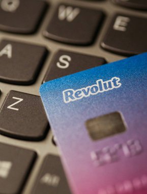 Bir Revolut plastik kredi kartı detayları ile makro görüntü, w