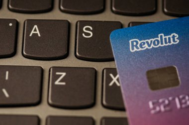 Bir Revolut plastik kredi kartı detayları ile makro görüntü, w