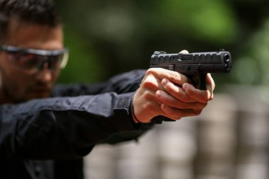 9mm kalibreli Bere işleme bir askerin elleri ile ayrıntılar