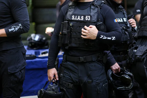 Détails avec l'uniforme et le kit de sécurité d'un SIAS roumain (e — Photo