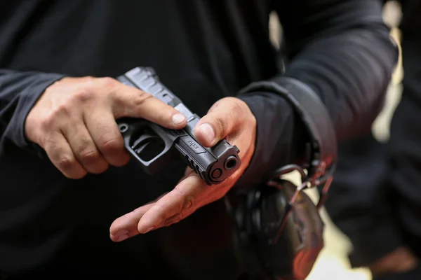 Detalhes com as mãos de um soldado que manipula uma boina de calibre 9mm — Fotografia de Stock