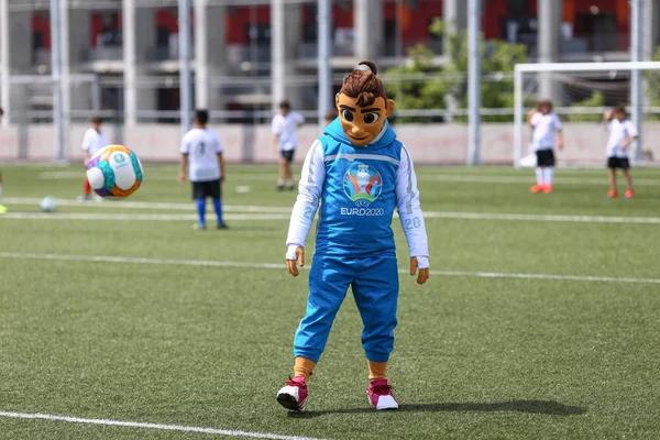 Skillzy, de officiële mascotte voor de euro 2020 voetbal tourname — Stockfoto