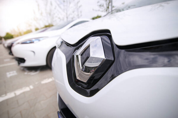 Подробности с логотипом французского производителя автомобилей Renault
.