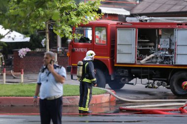 İtfaiyeciler inha'ya yayılan yangını söndürmeye çalışıyor