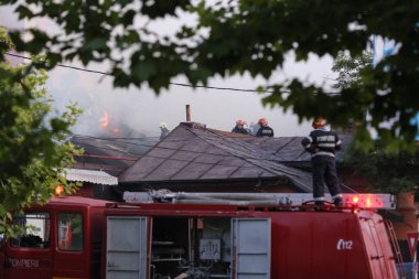 İtfaiyeciler inha'ya yayılan yangını söndürmeye çalışıyor