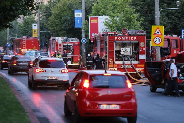 市内の通りで消防車が広がる火災 — ストック写真