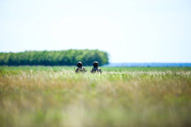 Romen ordu askerleri güneşli bir yaz gününde tarlada kaldılar