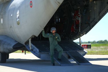 Bir askeri tamirci Bir Alenia C-27j Spartalı milit duruyor