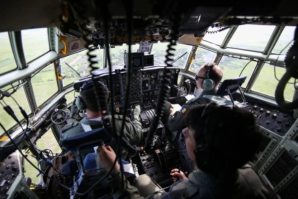 Detalhes com o cockpit de um Lockheed C-130 Hércules c militar — Fotografia de Stock