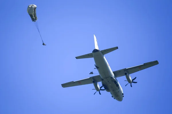 Des parachutistes militaires sautent d'une Alenia C-27J militaire spartiate — Photo