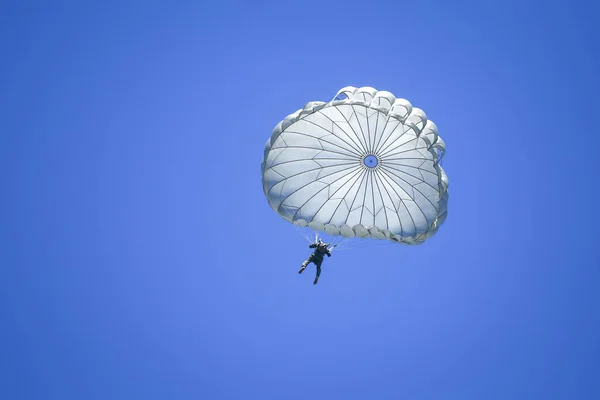 Vojenští výsadkáři skáčou z Alenie C-27J spartské armády — Stock fotografie