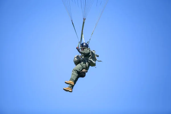 Fallschirmjäger des Militärs springen von einem alenia c-27j spartanischen Militär — Stockfoto