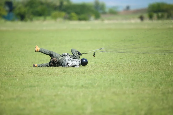 Des parachutistes militaires roumains débarquent après avoir sauté d'une armée p — Photo