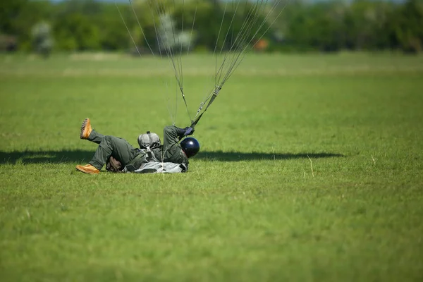 Rumänische Militär-Fallschirmjäger landen nach Sprung von einem Armeestützpunkt — Stockfoto