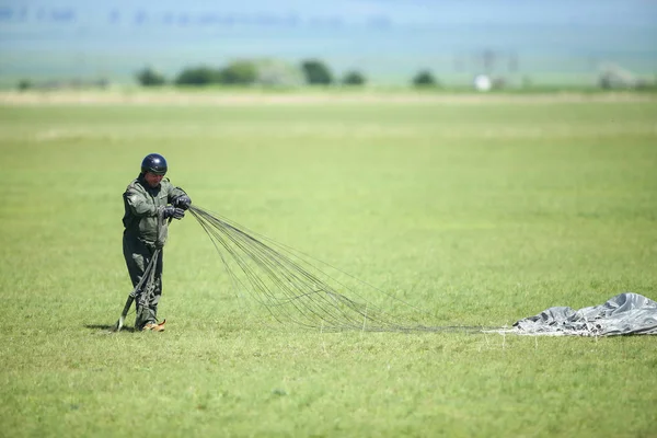 Des parachutistes militaires roumains débarquent après avoir sauté d'une armée p — Photo