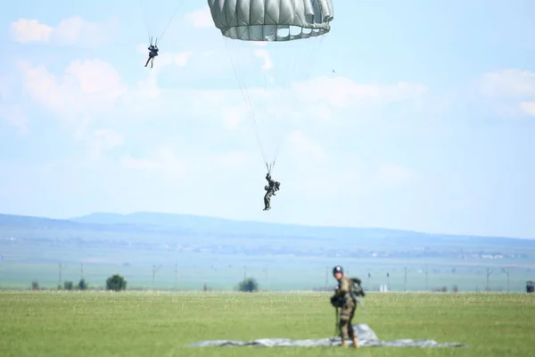 Rumänische Militär-Fallschirmjäger landen nach Sprung von einem Armeestützpunkt — Stockfoto