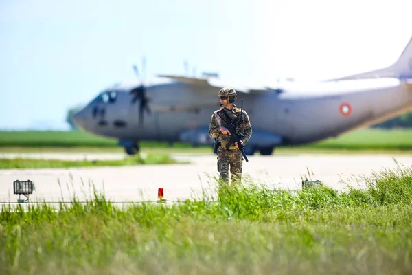 Soldat de l'armée roumaine patrouille une base aérienne militaire, avec un Aleni — Photo