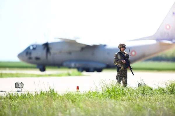 Soldat de l'armée roumaine patrouille une base aérienne militaire, avec un Aleni — Photo