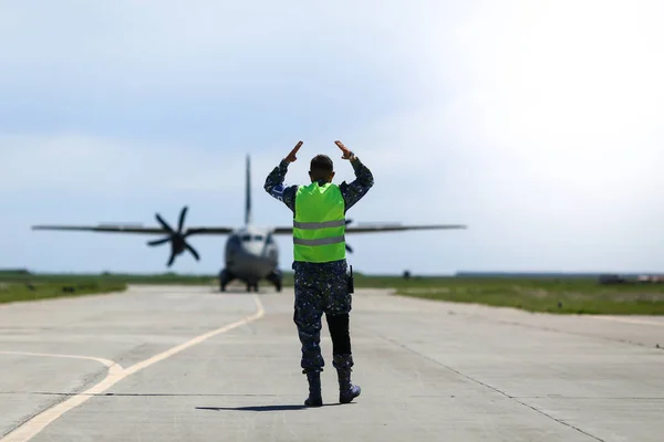 Le personnel au sol rassemble un Alenia C-27J Spartan — Photo