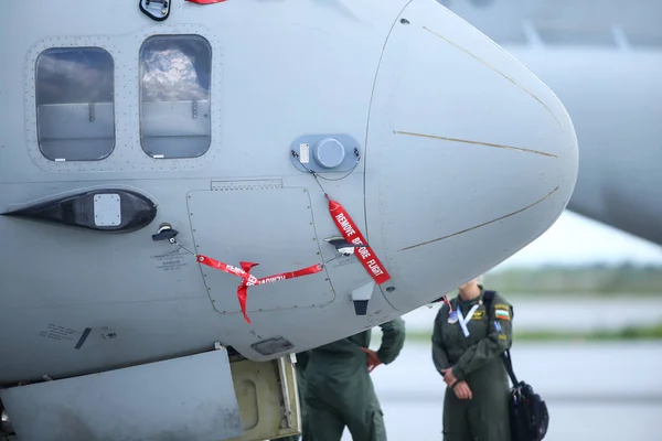 Remover Antes Fita Aviso Segurança Voo Avião Carga Militar — Fotografia de Stock