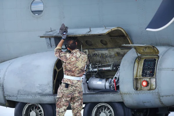 Mechanik kontroluje části Alenie C-27J Spartan milit — Stock fotografie