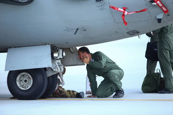 Mechanik kontroluje části Alenie C-27J Spartan milit — Stock fotografie